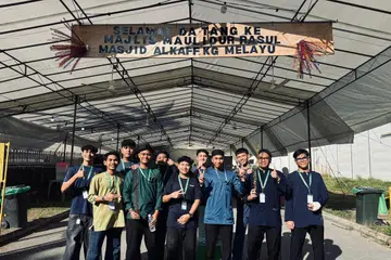 Ustaz Ammar Mohammad Bahrul-Ulum (empat dari kanan) bersama belia dan sukarelawan Masjid Alkaff Kampung Melayu, berganding bahu dalam menyemarakkan pelbagai kegiatan bermanfaat buat masyarakat.
