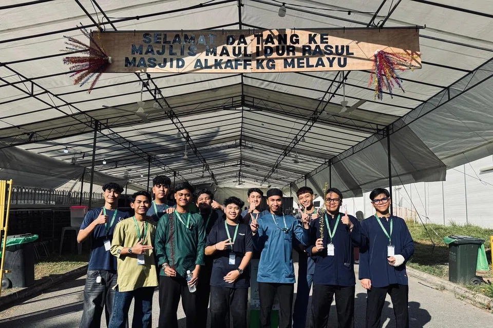 Ustaz Ammar Mohammad Bahrul-Ulum (empat dari kanan) bersama belia dan sukarelawan Masjid Alkaff Kampung Melayu, berganding bahu dalam menyemarakkan pelbagai kegiatan bermanfaat buat masyarakat.