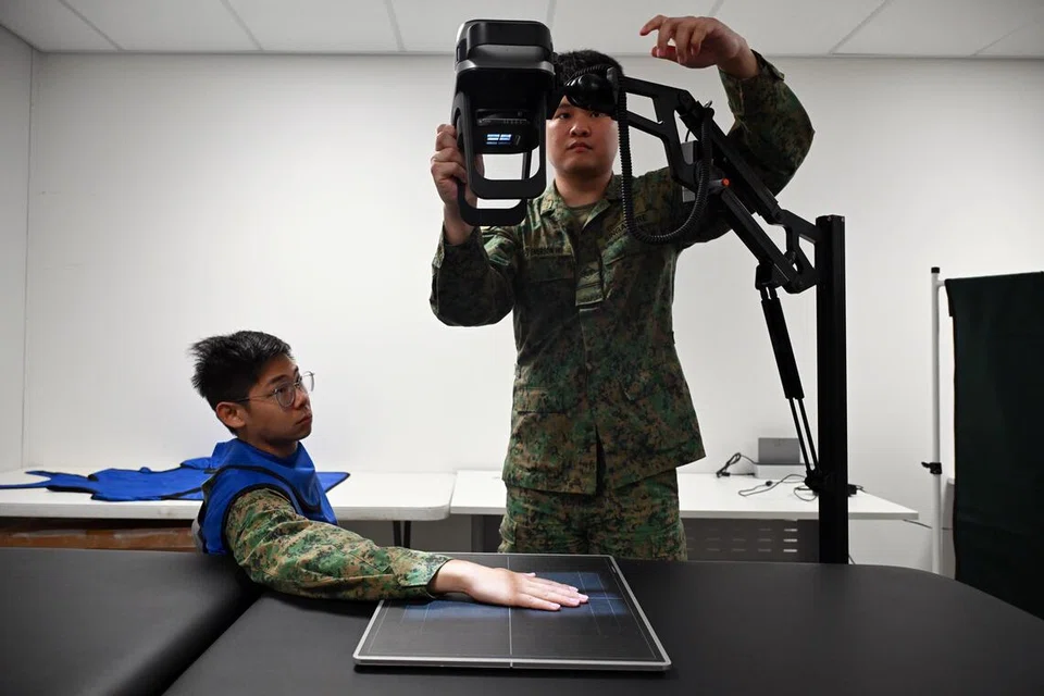 Mesin X-ray mudah alih (XR) yang digunakan oleh pasukan perubatan SAF di Kem Tilpal, Australia. 