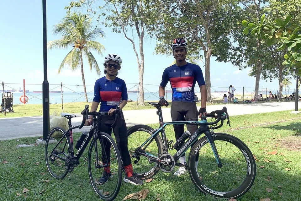 TIDAK SESIAKAN CUTI: Encik Mohammad Haizal (kanan) dan Cik Nur Fatin (kiri) berbasikal di pantai East Coast. - Foto oleh NUR SYUHRAH HASSAN.