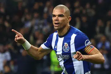 CIPTA SEJARAH: Pemain pertahanan Pepe menjadi pemain tertua menjaringkan gol dalam sejarah Liga Juara-Juara selepas tandukannya pada minit ke-91 membantu FC Porto mengalahkan Royal Antwerp dalam perlawanan Kumpulan H pada Rabu. 