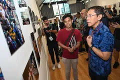 (Dari kanan) Menteri Kedua (Ehwal Luar merangkap Pendidikan), Dr Mohamad Maliki Osman  meninjau pameran foto di galeri Kamal Arts pada 24 Ogos bersama Pengasas Studio Kamal Arts, Encik Kamal  Dollah dan pekerja sosial, Encik Muhamad ‘Izuddin Sufian Sujai.