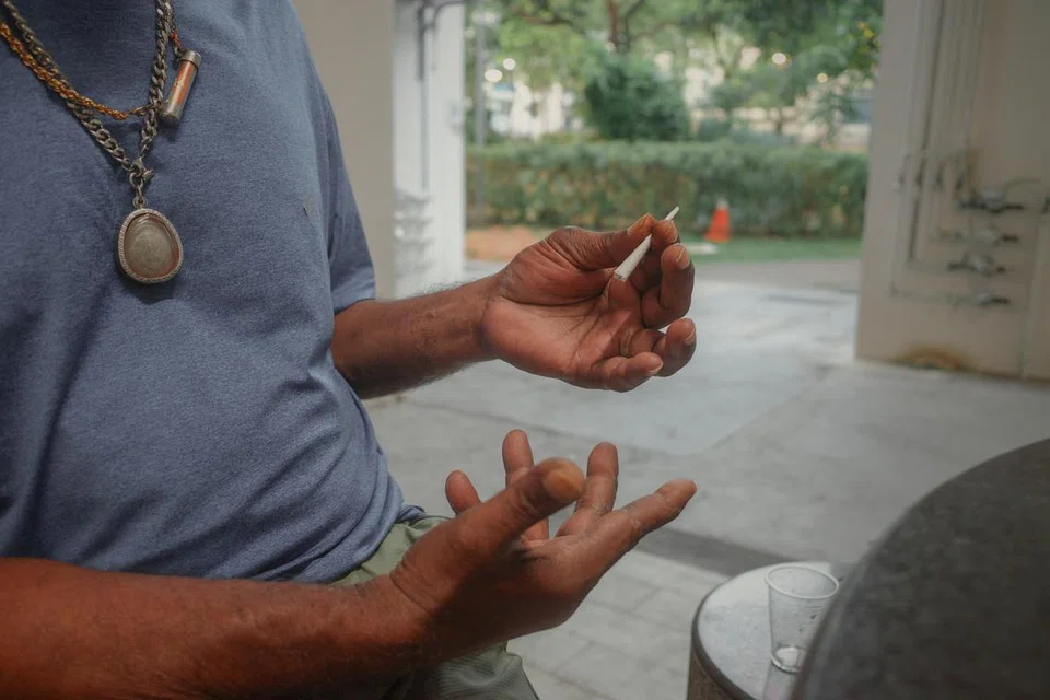 Merokok menjadi lebih daripada sekadar ketagihan bagi seorang penduduk Hougang. Ia cara untuk mengatasi masalah, mengenang kembali, dan mengisi ruang keseorangan semasa meluangkan masa bersama penduduk lain.