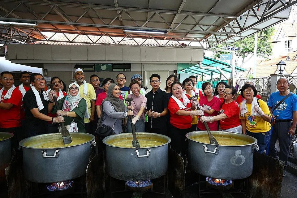 SAMA-SAMA GANDING BAHU: Seramai 40 belia berbilang agama dan kepercayaan telah bekerjasama dengan Masjid Khalid untuk menyedia dan membungkus bubur sebagai persiapan berbuka puasa, selain bubur sayur-sayuran khas untuk warga emas rumah tumpangan kendalian penganut Buddha. Menteri Negara Kanan (Pertahanan merangkap Ehwal Luar), Dr Mohamad Maliki Osman (depan kiri), dan isterinya Cik Sadiah Shahal, turut menyingsing lengan menyiapkan bubur bersama-sama para sukarelawan dan juga pengerusi Masjid Khalid, Encik Alla'udin Mohamed (berkopiah putih). - Foto fail 