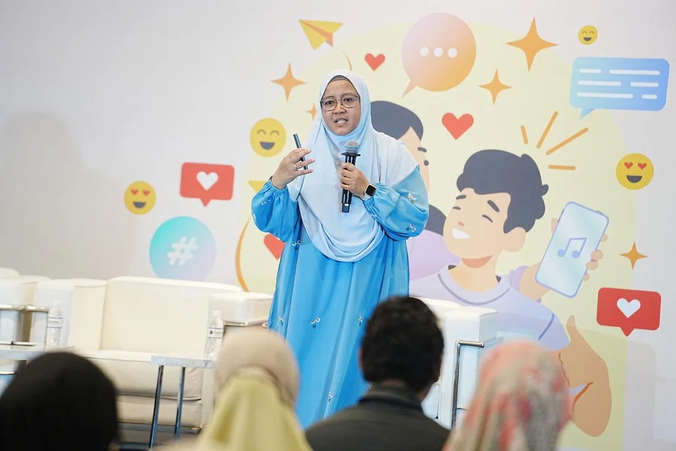 Cik Nur Hilyah Saparin menyampaikan ceramah berjudul ‘Kemahiran Keibubapaan Positif – Menjalinkan Hubungan dan Mencipta Bersama’ di Sidang Keibubapaan anjuran BH pada 2 November di Pusat Konvensyen Suntec. Beliau  berkongsi bahawa antara masalah yang timbul daripada penggunaan media sosial yang berlebihan adalah anak-anak terdedah kepada pembulian siber, isu tidak yakin dengan tubuh badan sendiri, antara lain.