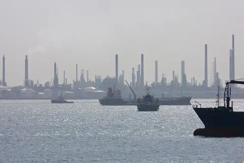 Penguasa Kelautan dan Pelabuhan Singapura (MPA) berkata perlanggaran itu berlaku sekitar 4.15 pagi di perairan luar Kepulauan Selatan pada 27 Mac, 