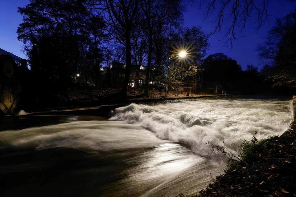 M Jamil Yunos, Dalam Gelap Terang