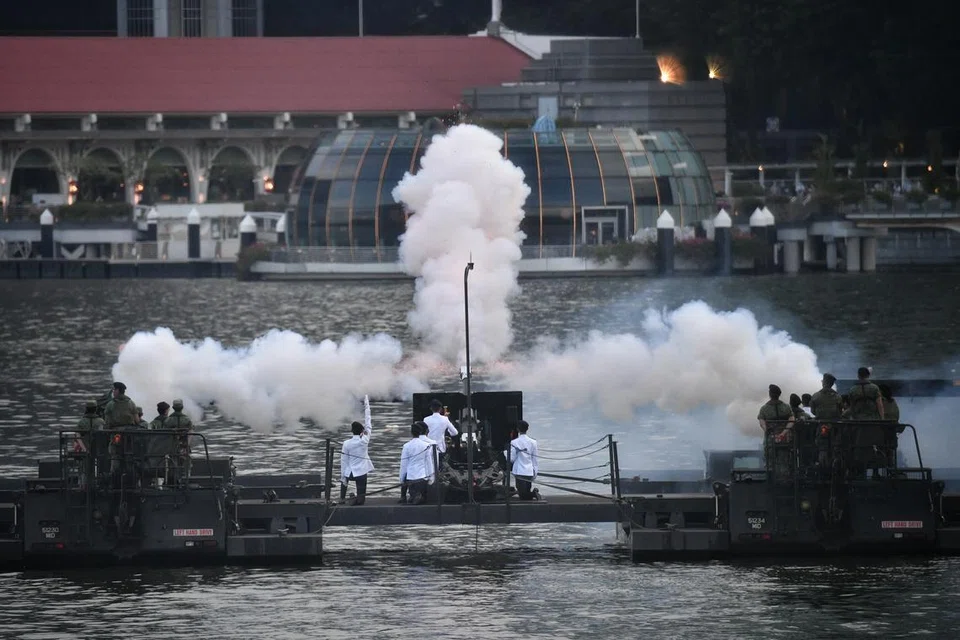 TEMBAKAN MERIAM: Tembakan Kehormatan Meriam 21 das dilakukan di Sungai Singapura.