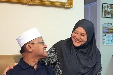 ATASI VIRUS BERSAMA: Pasangan suami isteri, Encik Abdul Rashid Sahari dan Cik Safiah Rawi, terkena jangkitan Covid-19 di Jakarta tahun lalu. Encik Abdul Rashid lebih teruk terjejas sehingga memerlukan alat ventilator untuk bernafas. Dengan usaha anak-anak, mereka diterbangkan pulang ke Singapura menaiki pesawat privet. - Foto BM oleh NUR HUMAIRA SAJAT 