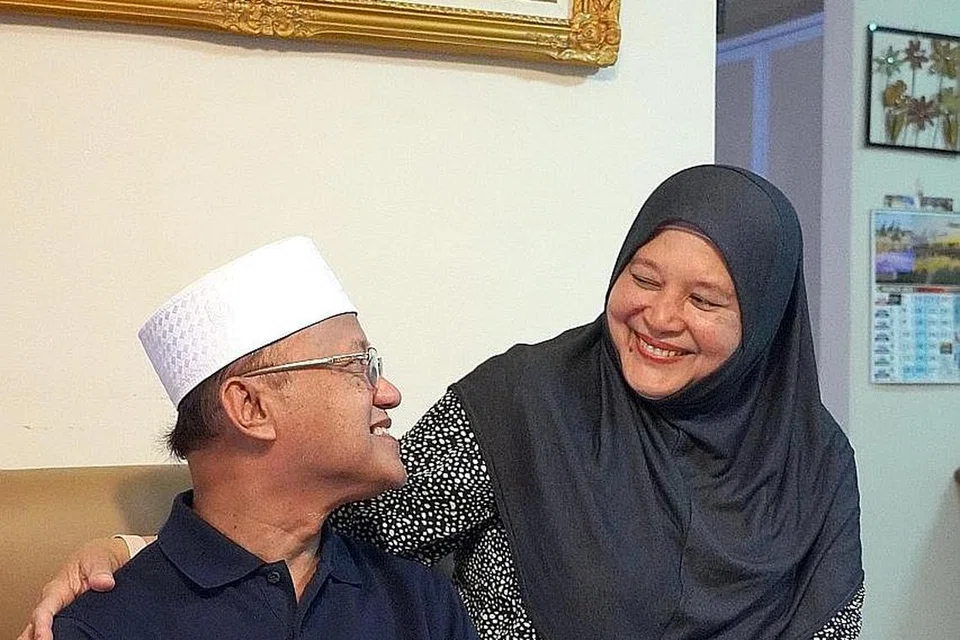 ATASI VIRUS BERSAMA: Pasangan suami isteri, Encik Abdul Rashid Sahari dan Cik Safiah Rawi, terkena jangkitan Covid-19 di Jakarta tahun lalu. Encik Abdul Rashid lebih teruk terjejas sehingga memerlukan alat ventilator untuk bernafas. Dengan usaha anak-anak, mereka diterbangkan pulang ke Singapura menaiki pesawat privet. - Foto BM oleh NUR HUMAIRA SAJAT 