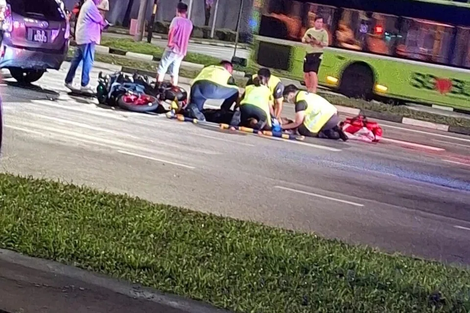 Paramedik SCDF kelihatan memberikan bantuan kepada seorang mangsa.