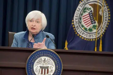 SIDANG AKHBAR: Pengerusi Lembaga Simpanan Federal Amerika Syarikat, Cik Janet Yellen, mengumumkan pihak persekutuan akan menaikkan kadar faedah dalam sidang akhbar tadi. - Foto AFP 