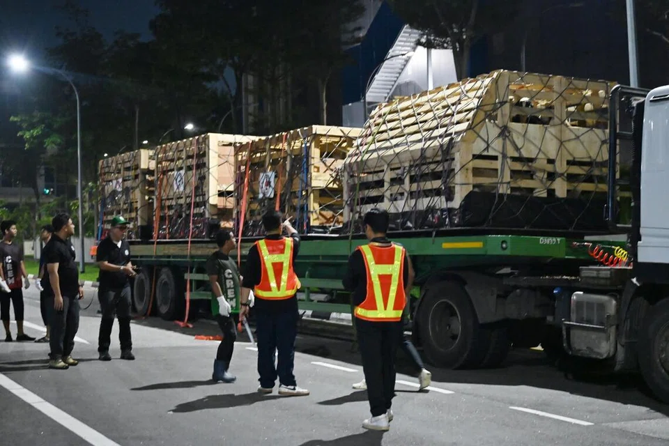 Sebanyak 350 kambing biri-biri dan domba untuk ibadah korban di Masjid Al-Istighfar dibawa dari Pusat Pengendalian Kargo Udara Changi (CAC) ke masjid di Pasir Ris itu melalui lori, pada dinihari 26 Mei.