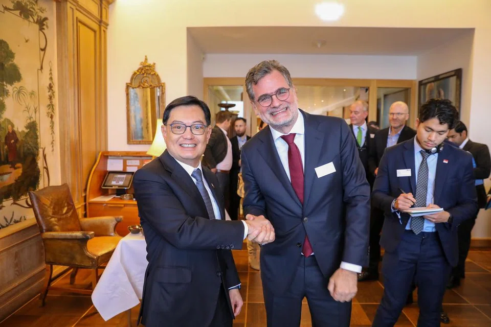 Timbalan Perdana Menteri, Encik Heng Swee Keat (kiri), bertemu Ketua Canselor Persekutuan merangkap  Menteri Persekutuan bagi Tugas-Tugas Khas Jerman, Encik Wolfgang Schmidt, yang mewakili Canselor Olaf Scholz. 