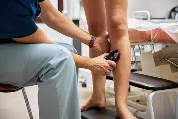 RISIKO DARAH BEKU: Kajian menunjukkan bahawa penumpang penerbangan jauh mempunyai risiko tiga kali lebih menghidap Tromboembolisme Vena, atau Venous Thromboembolism (VTE) iaitu darah beku buat beberapa minggu setelah penerbangan mereka, berbanding penduduk lain. - Foto ISTOCK 