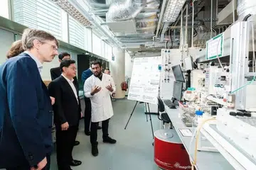Timbalan Perdana Menteri, Encik Heng Swee Keat (tengah), melawat Pusat Penyelidikan dan Pendidikan Lanjutan Cambridge di Singapura (Cares) pada 4 Disember. Pusat tersebut mempamerkan keupayaan teknikalnya dalam penyelidikan penyahkarbonan.