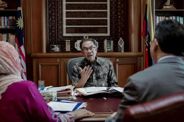 BERSAMA PERBENDAHARAAN: Datuk Anwar berkata beliau dan pengurusan tertinggi Perbendaharaan menelaah serta menekuni urusan Perbendaharaan, terutama soal rakyat dan Belanjawan 2023. - FACEBOOK ANWAR IBRAHIM