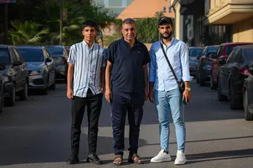 MASIH BERSAMA:  Encik Akmal Galeb Abo Khodra (tengah) bersama dua anak lelakinya, Encik Khalid Akmal Galeb (kanan) dan Encik Mohamed Akmal Galeb di Rafah. Mereka melarikan diri ke Mesir dari Gaza sehelai sepinggang dan hanya membawa beg sandang berisi keperluan penting. 