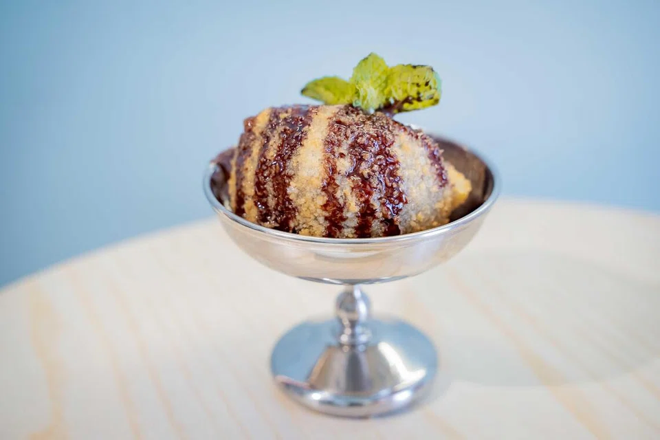 ‘Muddy Chocolate’ yang berharga $12 merupakan sajian ‘fried mochi gelato’, yang dibalut dengan ‘mochi’ dan ‘gelato’ berperisa coklat.