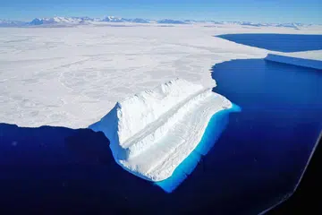LEBIH BANYAK AIS ANTARTIKA MENCAIR: Sebuah aisberg terapung di kawasan McMurdo Sound di Antartika. Pemanasan global membuat ais di benua Antartika mencair dengan lebih cepat daripada sebelum ini - kira-kira enam kali lebih banyak setahun sekarang berbanding 40 tahun lalu. - Foto AFP