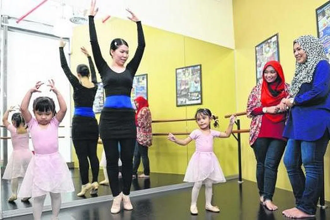 Tengok 'tu... lebih ramai pakai tutu!, Berita Gaya Hidup - Beritaharian.sg