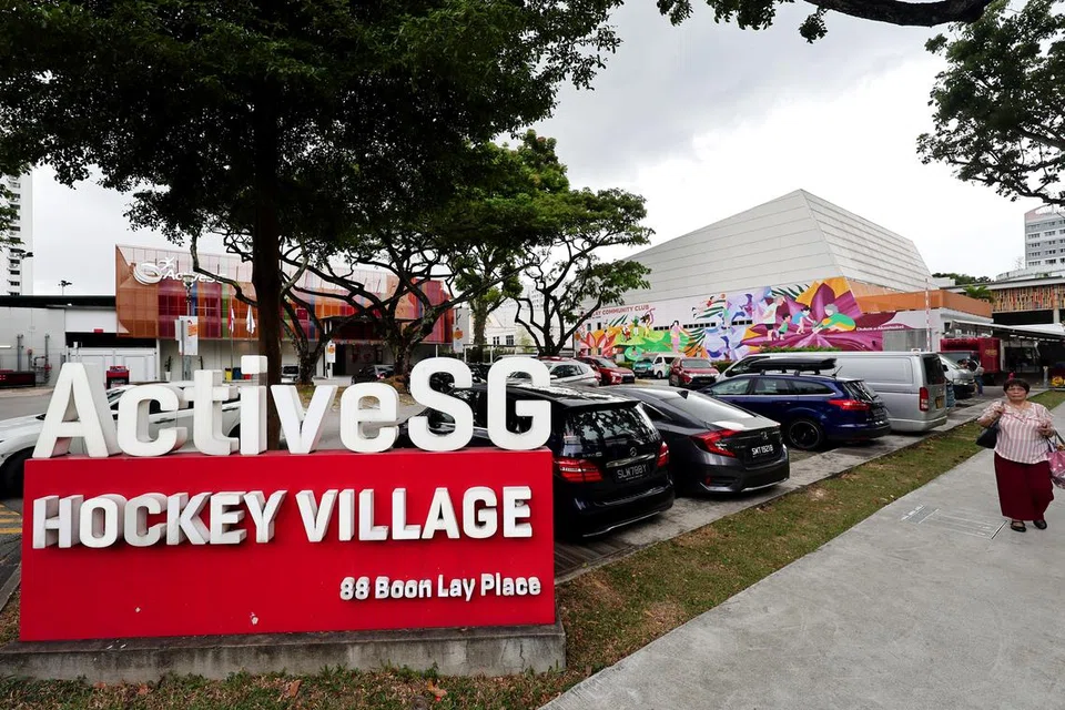 Penguasa Pembangunan Semula Bandar (URA) sedang bekerjasama dengan beberapa agensi untuk mengkaji kegunaan jangka panjang bagi tempat letak bas sementara sebelah Boon Lay Place Food Village, Savoy Theatre lama dan tapak ActiveSG Hockey Village.