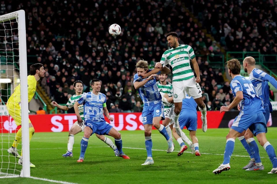 Tandukan oleh pemain Celtic, Auston Trusty (melompat), menjamin kemenangan 4-2 ke atas Utrecht dalam saingan Liga Eropah pada 29 Januari.