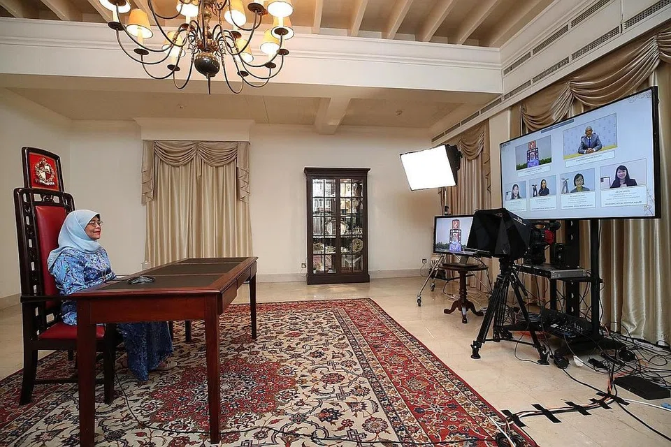 BERI PENGHARGAAN: Puan Halimah Yacob memberi penghargaan kepada golongan pekerja sosial yang telah bekerja keras menghulurkan bantuan dan sokongan kepada rakyat Singapura yang terjejas semasa pandemik Covid-19 ini dalam ucapannya di majlis Anugerah Pekerja Sosial Cemerlang Ke-21 yang diadakan menerusi alam maya semalam. - Foto MCI