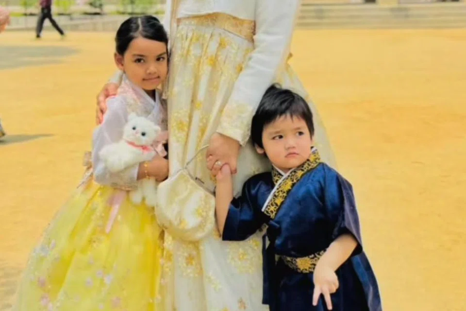 Datuk Seri Siti Nurhaliza berusia 45 tahun bersama dua orang anaknya ketika bercuti di Korea Selatan. Beliau hamil anak pertama, Siti Aafiyah (kiri) pada 2018, menerusi proses persenyawaan in vitro (IVF). Beliau kemudian melahirkan anak kedua, Muhammad Afwa, ketika berumur 42 tahun pada 2021.