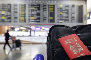 DIIKTIRAF: Pasport Singapura kini berada di tangga kedua setelah kedudukannya diambil alih oleh pasport Jepun sebagai pasport paling 'berkuasa' di dunia. - Foto fail