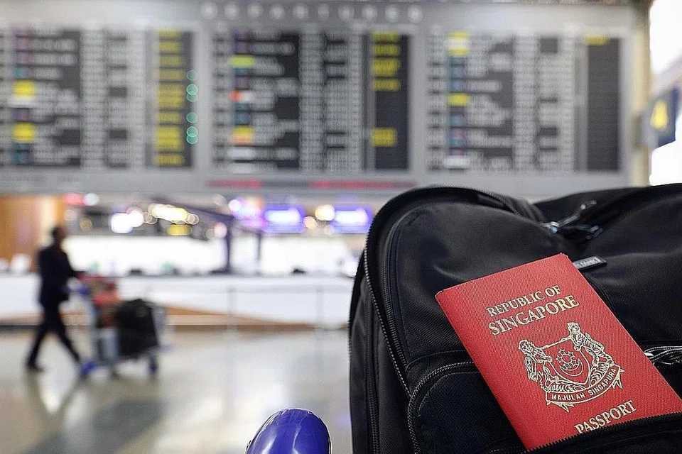 DIIKTIRAF: Pasport Singapura kini berada di tangga kedua setelah kedudukannya diambil alih oleh pasport Jepun sebagai pasport paling 'berkuasa' di dunia. - Foto fail