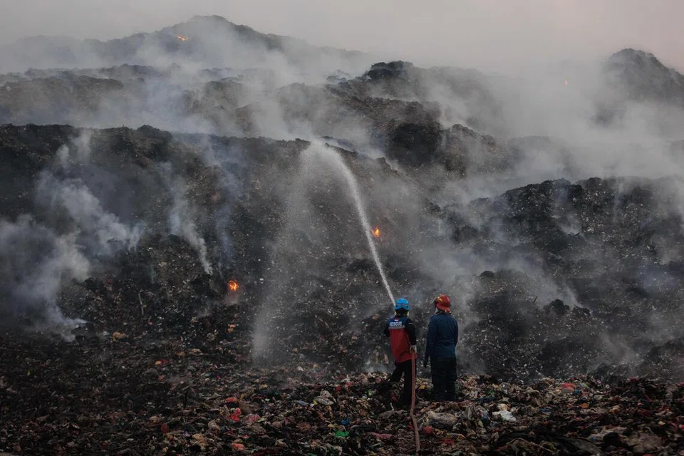 Anggota bomba dan petugas Badan Nasional Penanggulangan Bencana (BNPB) Indonesia meneruskan operasi memadam sisa kebakaran di tapak pelupusan sampah Jatiwaringin di Tangerang, Banten, pada 2 Julai 2026. Kebakaran yang memasuki hari ketujuh itu dipercayai berpunca daripada cuaca panas melampau dan pengumpulan gas metana daripada timbunan sampah, selain turut disiasat kemungkinan unsur kecuaian atau pembakaran terbuka. Insiden itu menyebabkan ratusan penduduk terjejas akibat asap toksik dan puluhan masih ditempatkan di pusat pemindahan sementara.