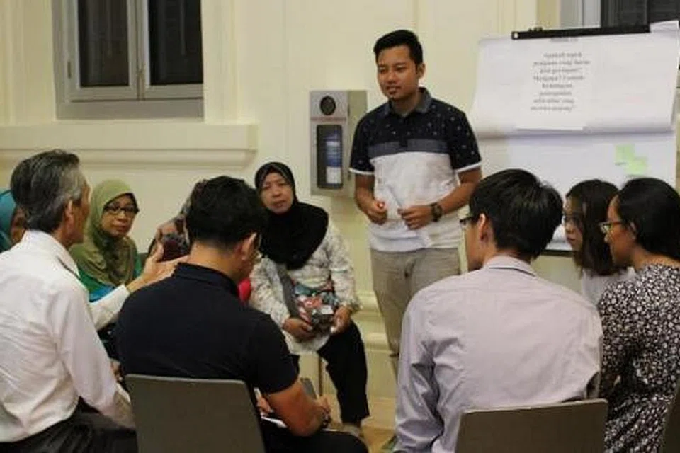 SUARAKAN PENDAPAT: Salah satu daripada 10 kumpulan yang menyuarakan pandangan tentang usaha memperingati pengasas Singapura. - Foto-foto SITI AISYAH NORDIN