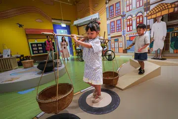 Salah satu kegiatan di pameran, ‘Into The Hawkervers’, di Muzium Kanak-Kanak Singapura yang dinamakan, ‘Here Comes Teh Gu’.