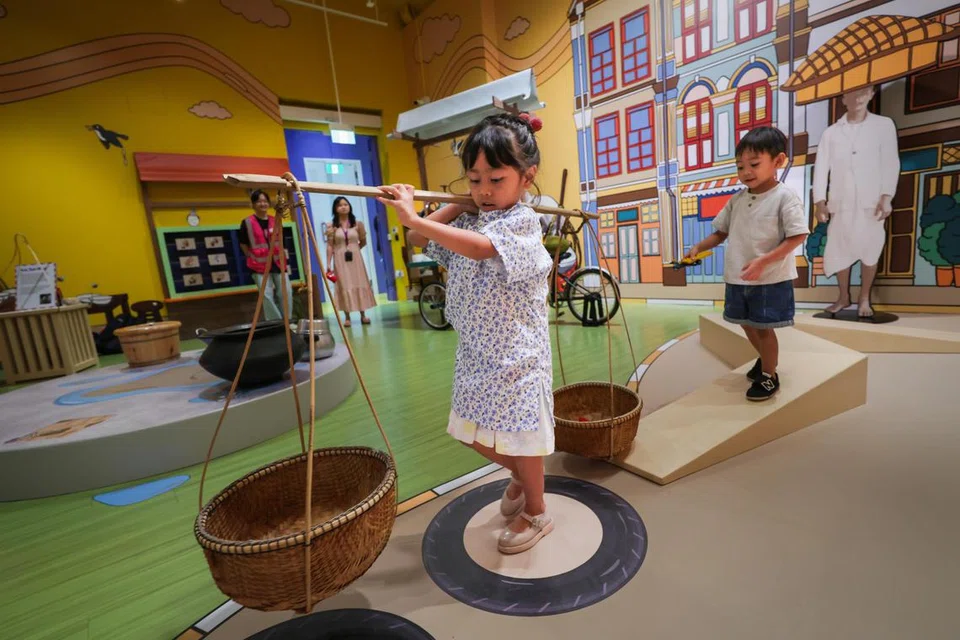 Salah satu kegiatan di pameran, ‘Into The Hawkervers’, di Muzium Kanak-Kanak Singapura yang dinamakan, ‘Here Comes Teh Gu’.
