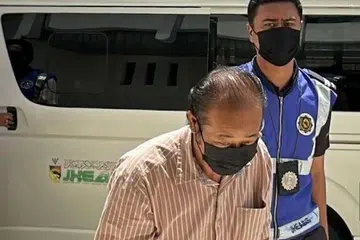 Pengikut ajaran, ‘The Ahmadi Religion of Light and Peace’, Zolekafeli Abd Ghani (kiri), mengaku bersalah atas tiga tuduhan mengajar ajaran yang menyimpang pada 12 Oktober.