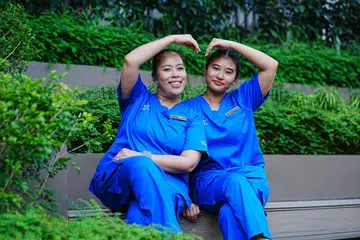 Cik Liyana Izyan Jalil, 24 tahun (kanan) mengikut jejak ibunya,  Cik Julianah Omar, 48 tahun, untuk menjadi jururawat. 
