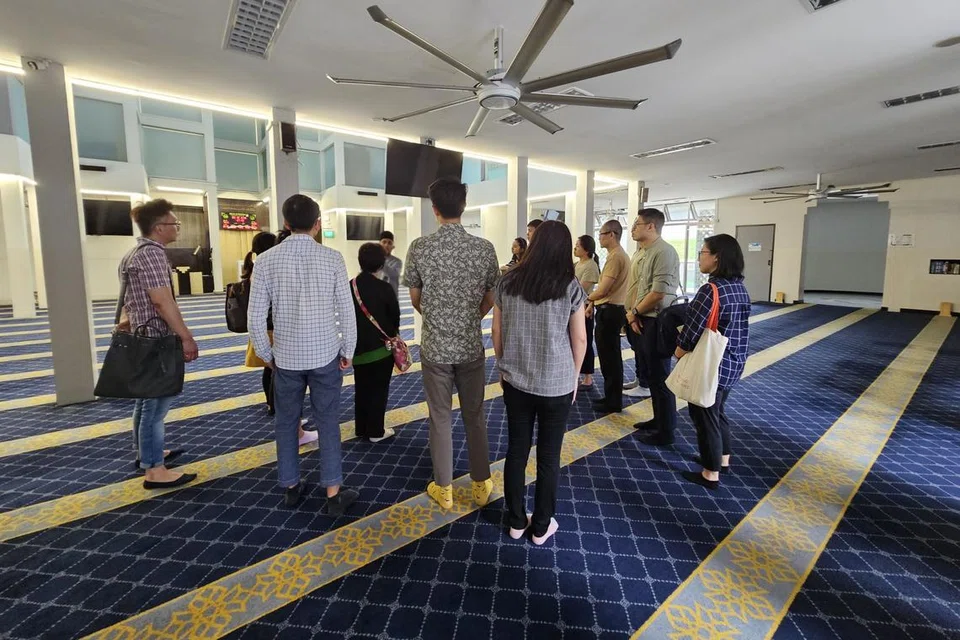 Masjid Ar-Raudhah yang terletak di Bukit Batok telah bekerjasama dengan Pusat Harmoni@An-Nadhah dengan menjadi tuan rumah kepada sekitar 27 kakitangan berbilang kaum daripada Jabatan Dasar Kurikulum dan Kecekapan Abad ke-21 Kementerian Pendidikan (MOE) yang melawat masjid itu pada 16 April lalu.