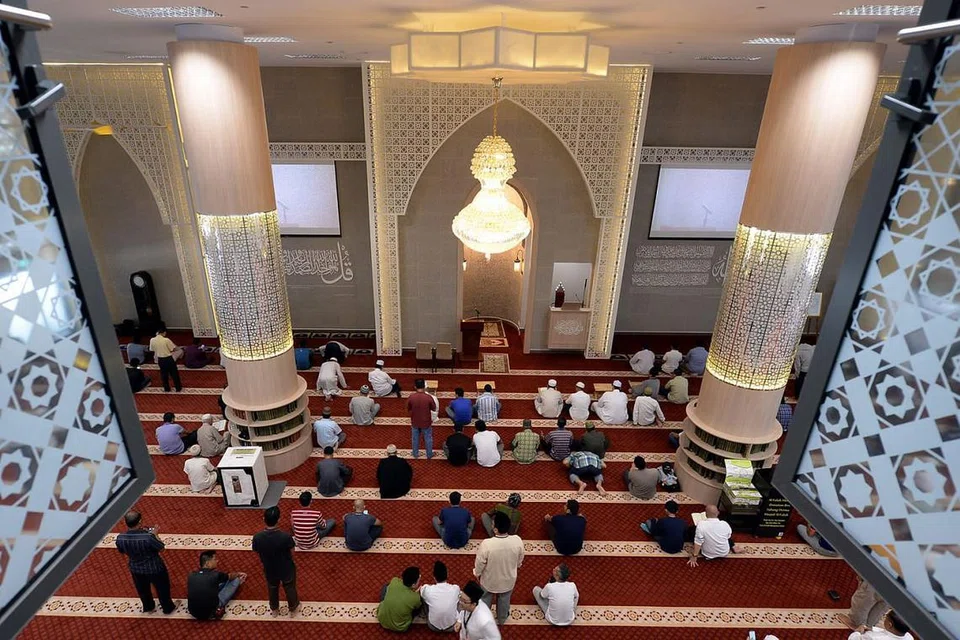 SUNTIKAN BAHARU: Ruang solat di Masjid Al-Falah yang kini berhawa dingin sepenuhnya tampak indah seiring candelier tajaan dari Dubai. Ia juga boleh memuatkan tambahan 500 jemaah - menjadikan 2,000 sepenuhnya - setelah selesai di bawah projek naik taraf bernilai $2.64 juta di bawah Fasa 2 Program Peningkatan Masjid (MUP).