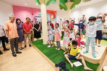 SERTAI SAMBUTAN: Perdana Menteri, Encik Lee Hsien Loong (kemeja oren), menyertai sambutan ulang tahan ke-30 CDAC pada 18 September dalam gembar atas sekali. - Foto-foto ZAOBAO, MENDAKI