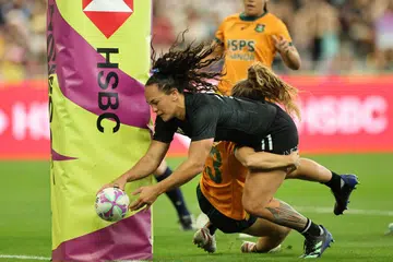 Portia Woodman-Wickliffe menjaringkan try bagi New Zealand ketika  menentang Australia dalam final HSBC SVNS Singapura di Stadium Negara pada 5 Mei.