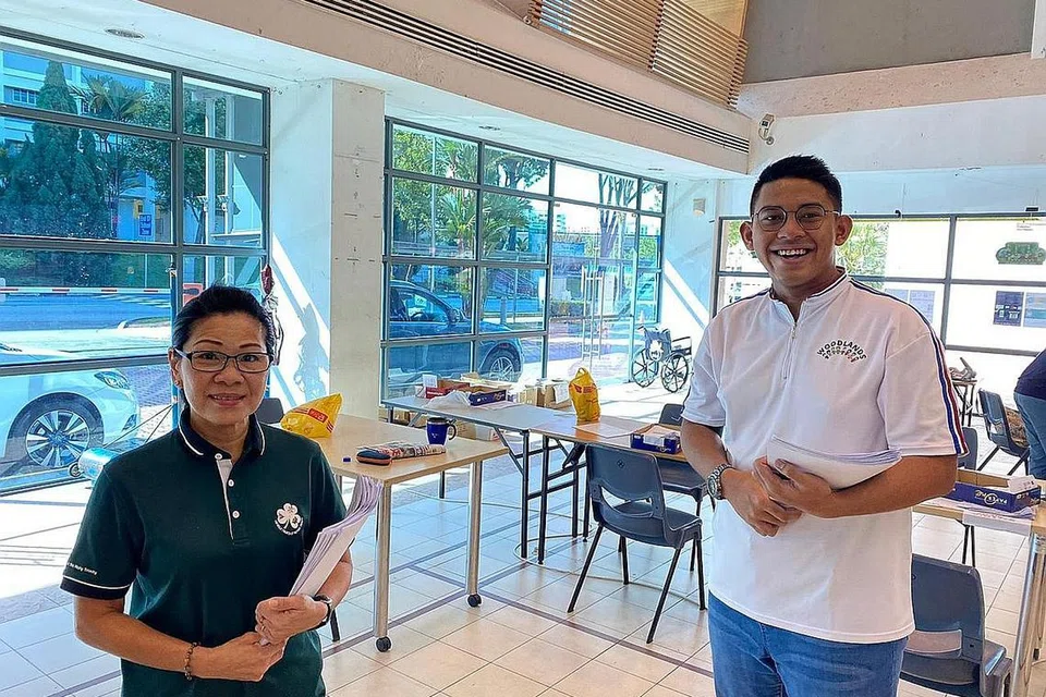 SUMBANG MASA DAN TENAGA: Encik Imran berbakti melakukan pelbagai kerja sukarelawan, seperti membantu pemohon TRF, mengagihkan pelitup dan menjadi SDA. - Foto ITE