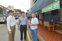 KONGSI IDEA: (Dari kiri) Encik Jefri, Encik Saeid dan Encik Rani berbincang mengenai Bazar Lambak Kampong Glam yang akan diadakan buat bulan kedua di Baghdad Street hujung minggu ini.- Foto TUKIMAN WARJI
