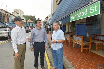 KONGSI IDEA: (Dari kiri) Encik Jefri, Encik Saeid dan Encik Rani berbincang mengenai Bazar Lambak Kampong Glam yang akan diadakan buat bulan kedua di Baghdad Street hujung minggu ini.- Foto TUKIMAN WARJI
