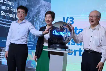 PORTAL V3: Menteri Kemampanan dan Sekitaran, Cik Grace Fu (tengah), melancarkan Portal Visualisasi Data V3 bersama Pengerusi Agensi Sekitaran Kebangsaan (NEA), Encik Lee Chuan Seng (kanan), dan Ketua Pegawai Eksekutif NEA, Encik Wong Kang Jet (kiri), pada 5 Januari.