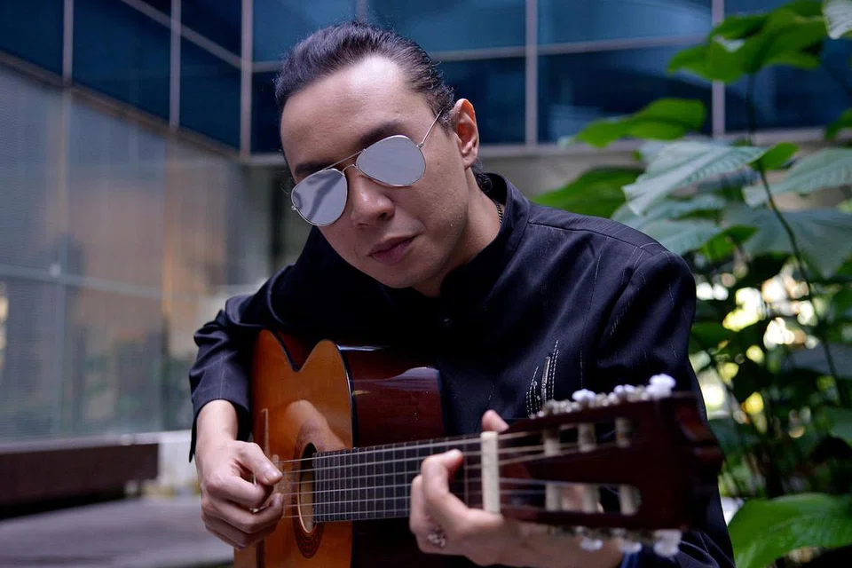 TIDAK PERLU SEGAN: Gitaris selebriti Alif Putra mampu dikenali di rantau Asia kerana keikhlasan menebar rangkaian kenalan bahkan diberi kepercayaan mengadili Pesta Muzik Pasanggiri di Bandung, Indonesia, akhir bulan ini. - Foto SHAKIR SAIFUDDIN