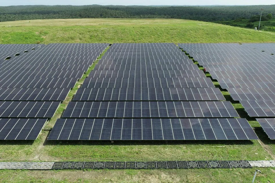 PANEL SOLAR: Perusahaan seperti Royal Golden Eagle memasang panel solar di Kerinci, Indonesia untuk menjana tenaga lebih bersih, sebagai sebahagian daripada usaha pembangunan mampan negara itu.