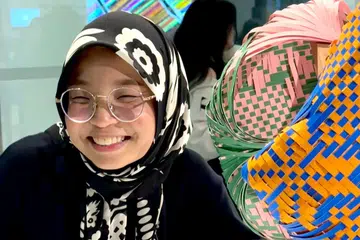 TEROKA SENI TRADISIONAL: Raja Nurul Huda Raja Ahmad telah mereka beberapa arca seni tiga dimensi yang menggunakan teknik anyaman tradisional Melayu. 