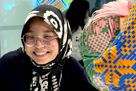 TEROKA SENI TRADISIONAL: Raja Nurul Huda Raja Ahmad telah mereka beberapa arca seni tiga dimensi yang menggunakan teknik anyaman tradisional Melayu. 