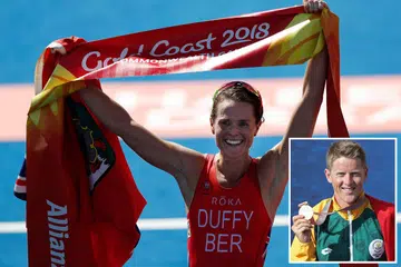 EMAS BERSEJARAH: Atlit Bermuda, Flora Duffy (atas), meraikan kejayaan memenangi pingat emas pertama Sukan Komanwel ini melalui perlumbaan triatlon. Perlumbaan lelaki dimenangi pula oleh Henri Schoeman dari Afrika Selatan (gambar sisipan). - Foto-foto AFP, REUTERS
